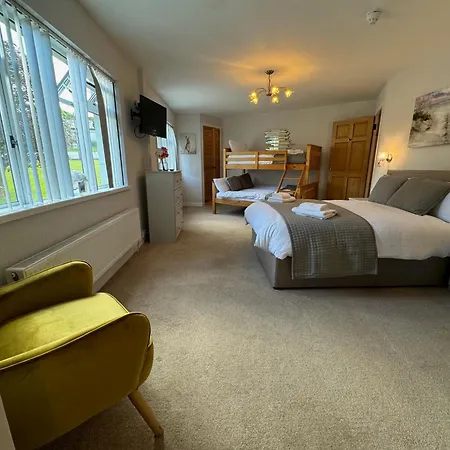 Riverside House Guest house *